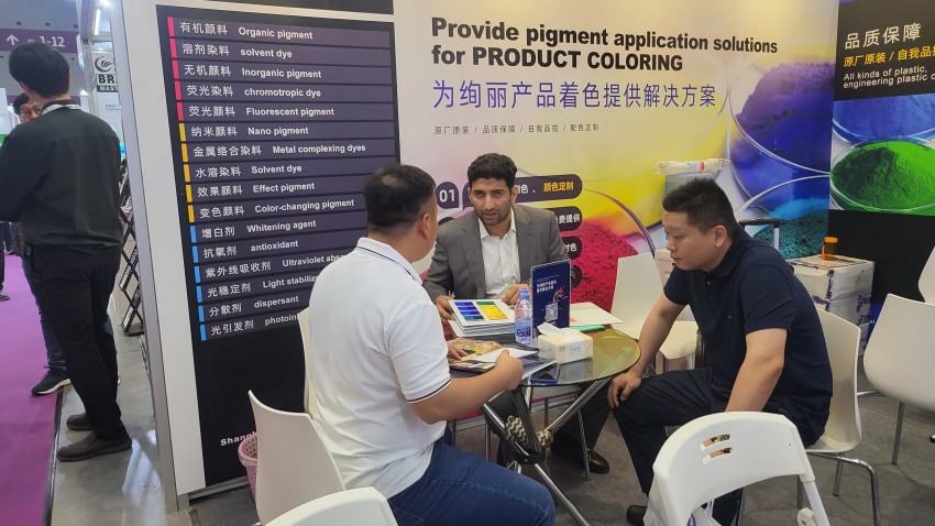 我們的外貿部參展人員與國外客戶交流中