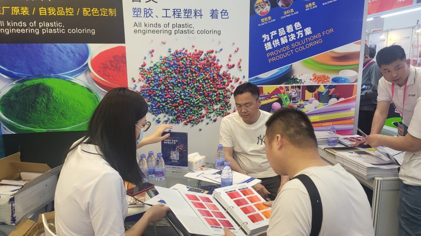 展會現場我們的工作人員與客戶細心交流