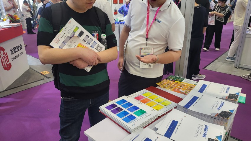 小伙伴給客戶介紹我們的產品色卡