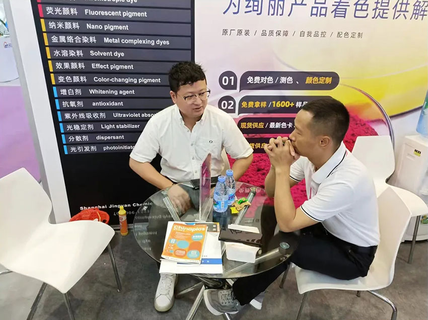 精顏化工董事長在與客戶交流中