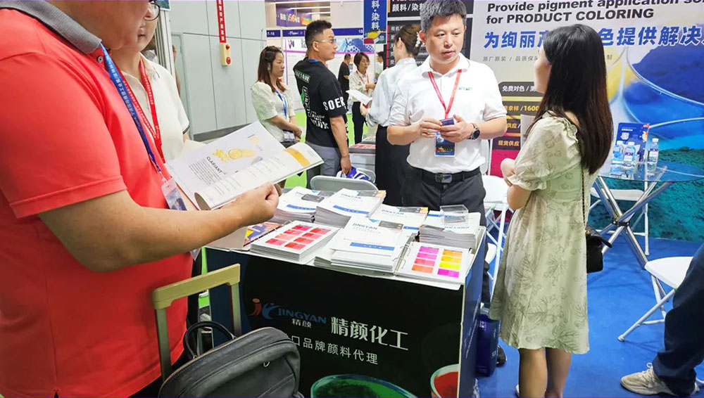 客戶瀏覽精研化工產品手冊