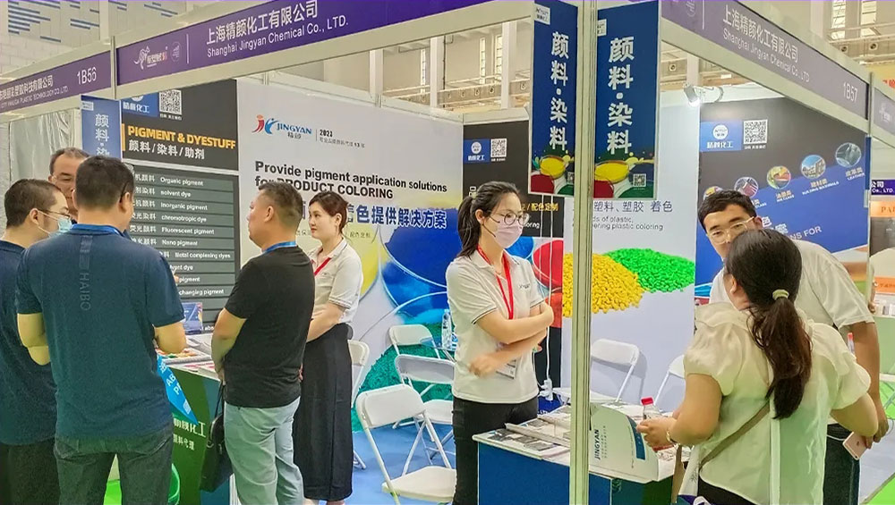 工作人員與客戶交流顏料和染料產品及應用解決方案