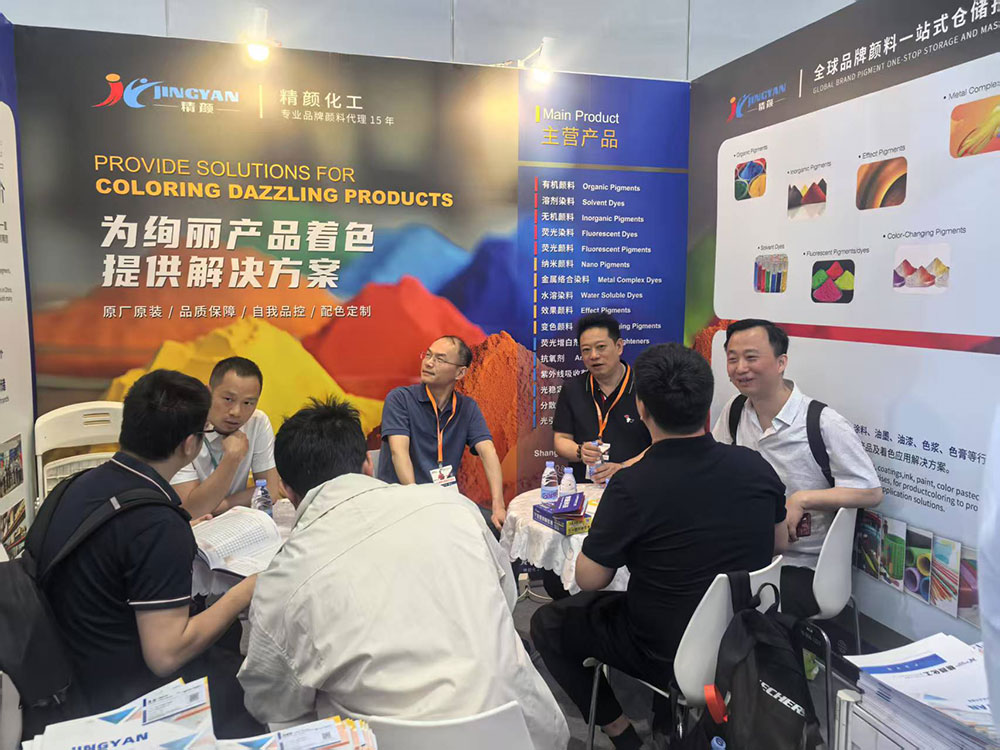 精顏化工團隊與專業觀眾互動交流