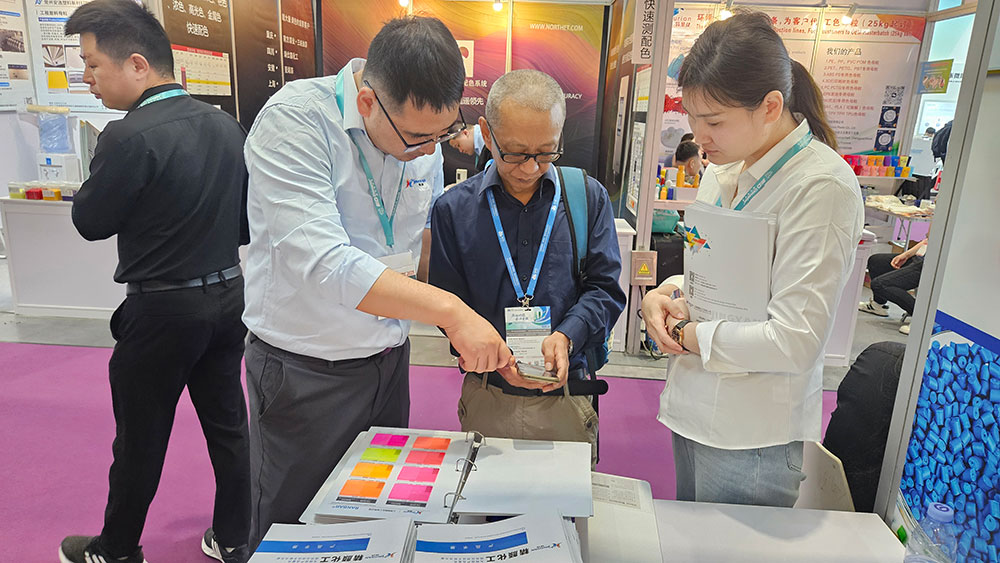 觀眾參觀精顏化工展位并咨詢產品